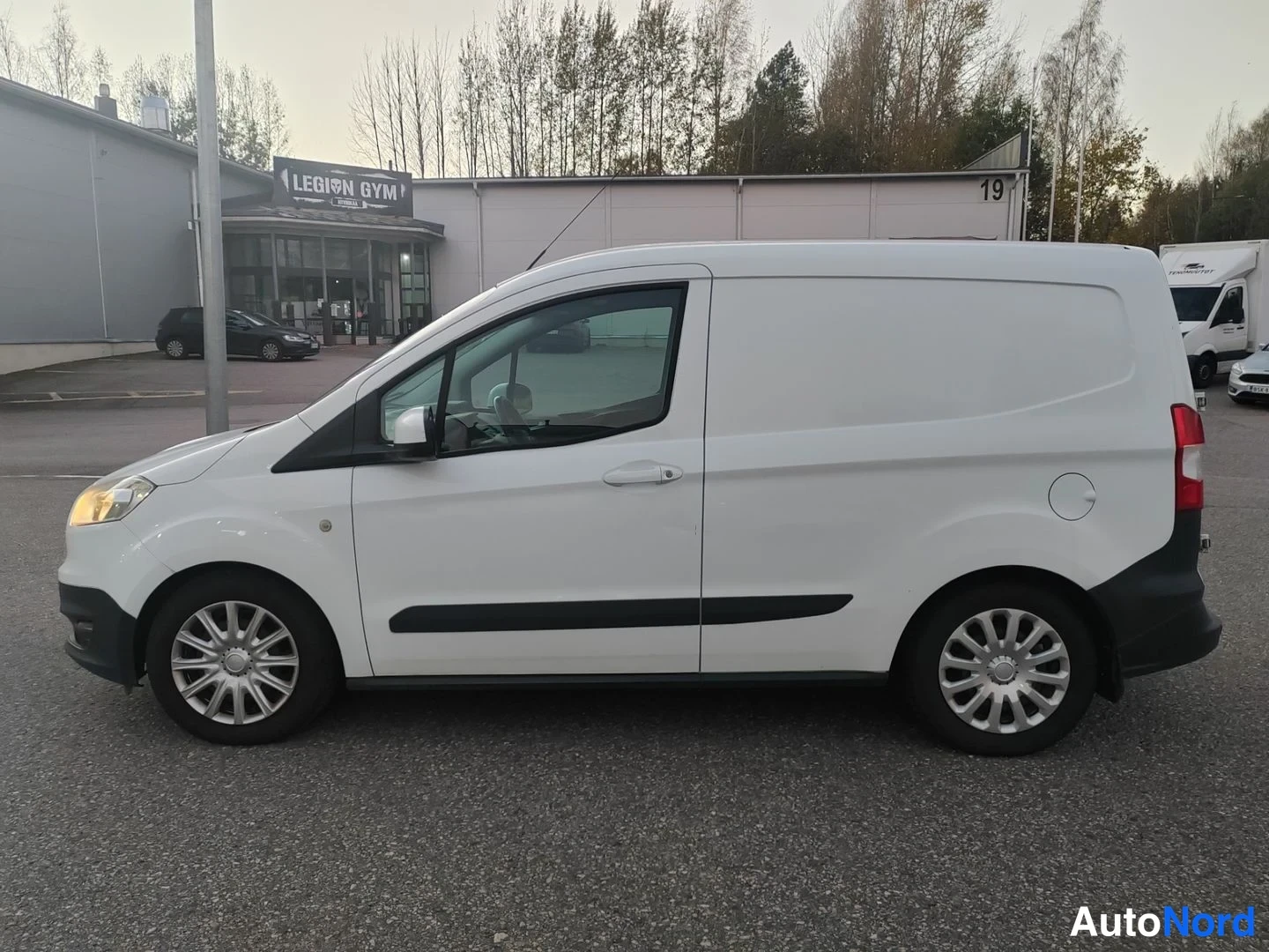 Vit Ford Transit Courier 2018, snett framifrån, fronten åt vänster, bild 2