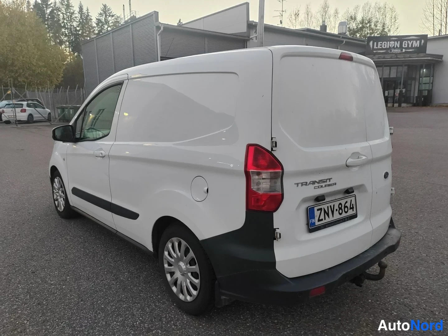 Vit Ford Transit Courier 2018, snett bakifrån, bild 4