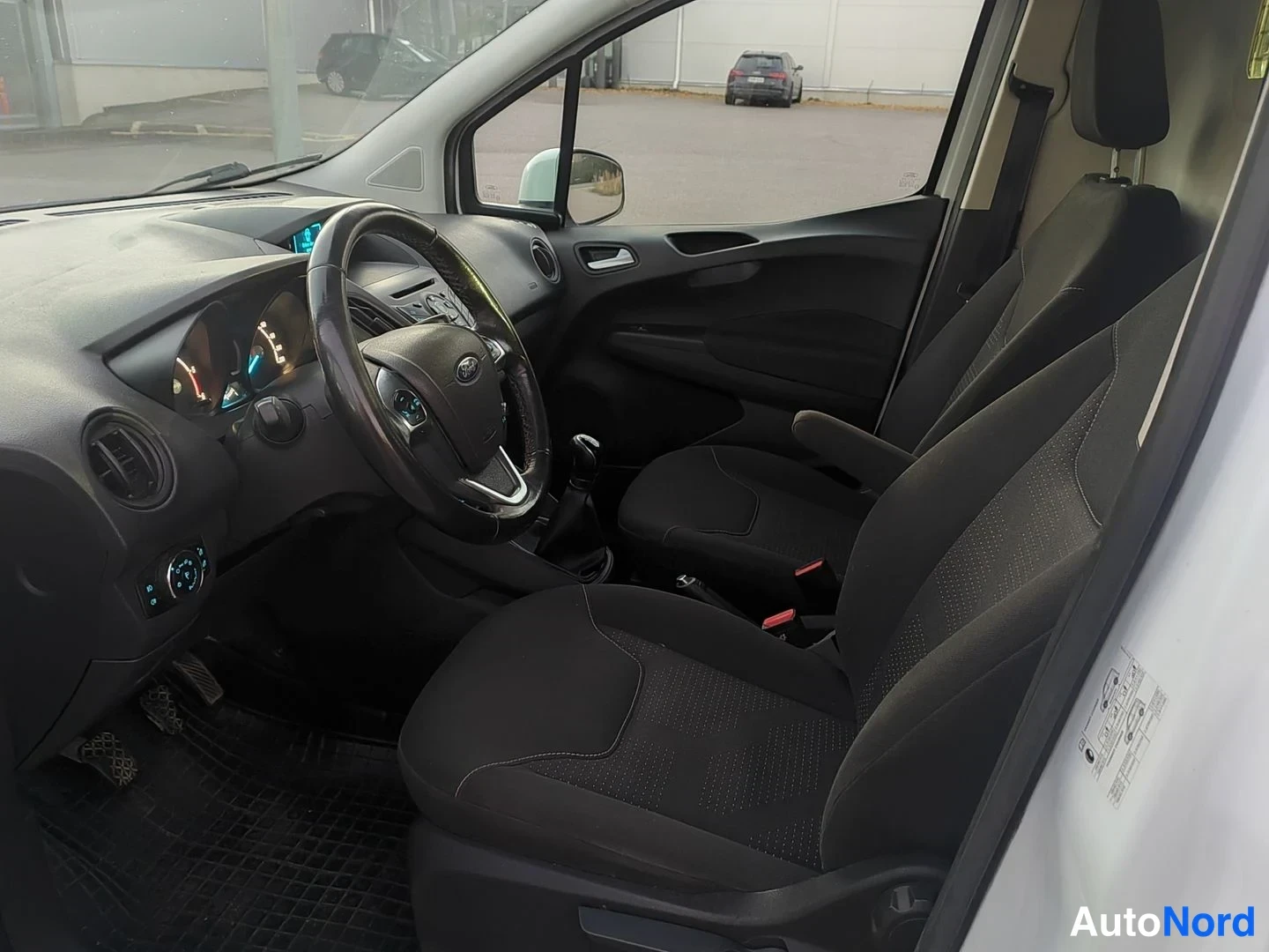 Vit Ford Transit Courier 2018, framsäten, bild 7