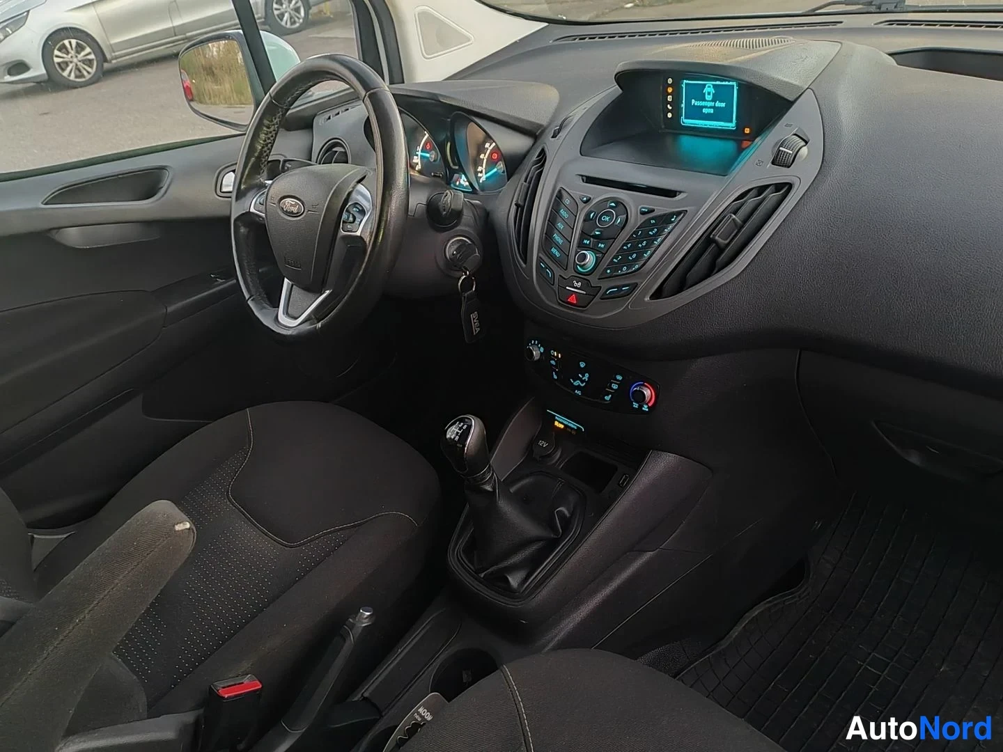 Vit Ford Transit Courier 2018, förarplats, bild 6