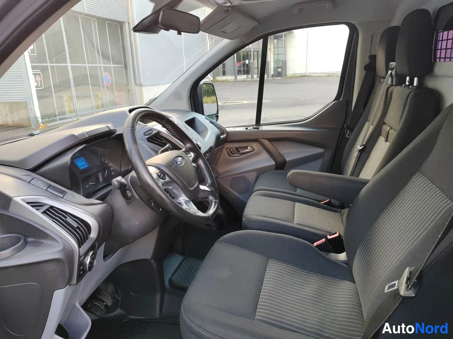 Harmaa Ford Transit Custom 2016, ohjaamo, kuva 10