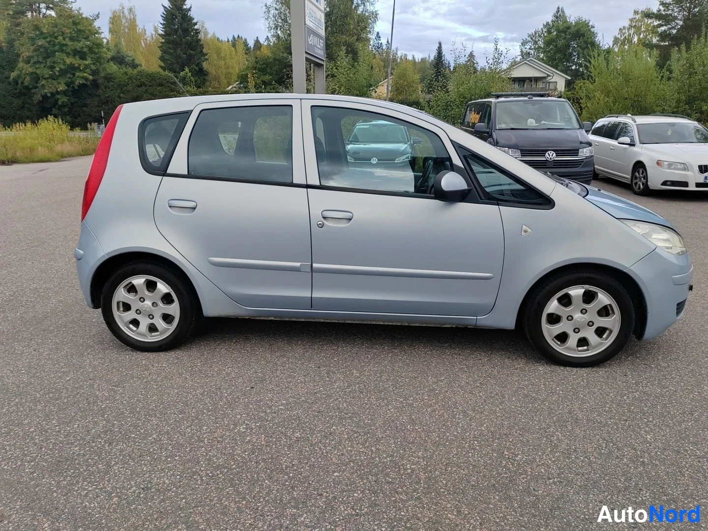 Blå Mitsubishi Colt 2006, snett framifrån, fronten åt höger, bild 2
