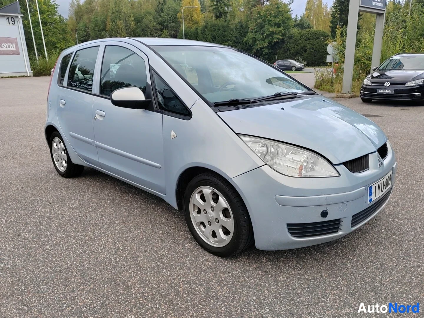 Blå Mitsubishi Colt 2006, snett framifrån, fronten åt höger, bild 3