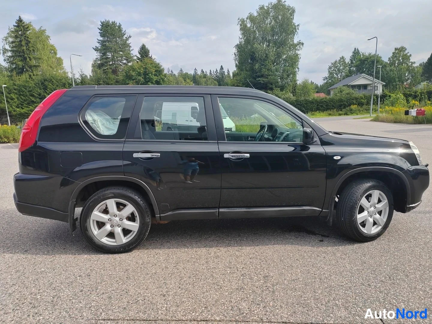 Black Nissan X-Trail 2011, side, photo 4