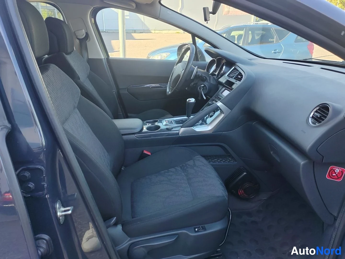 Harmaa Peugeot 3008 2010, etuistuimet, kuva 11