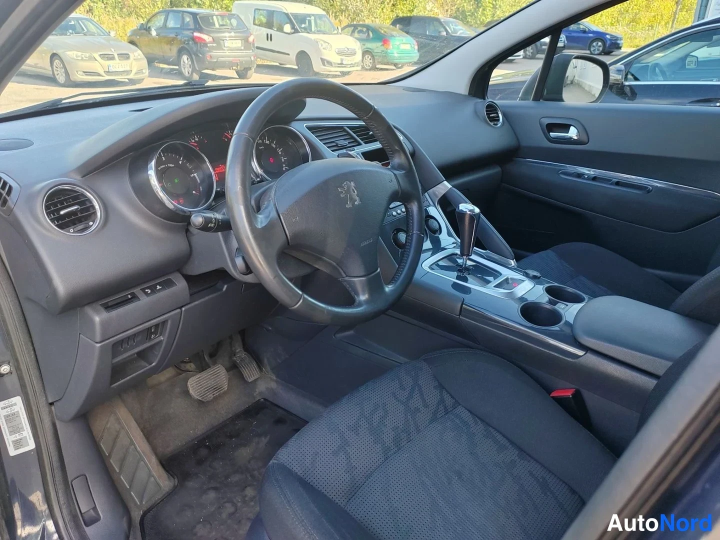 Harmaa Peugeot 3008 2010, ohjaamo, kuva 8