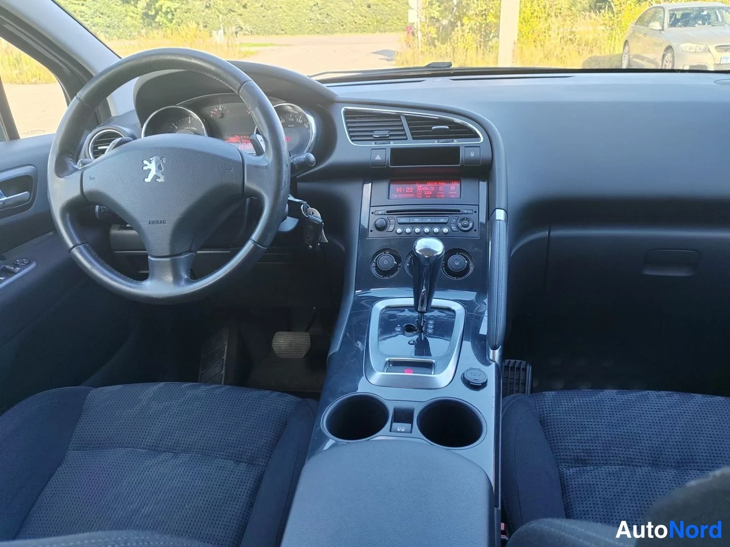 Harmaa Peugeot 3008 2010, ohjaamo, kuva 9