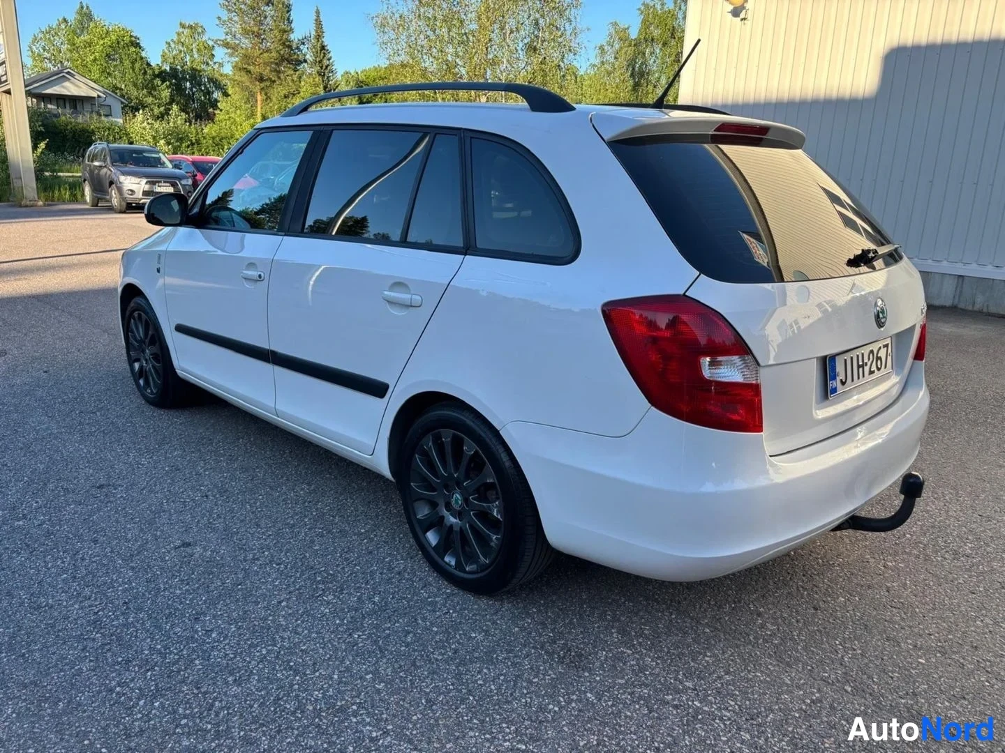 Vit Skoda Fabia 2013, snett bakifrån, bild 7