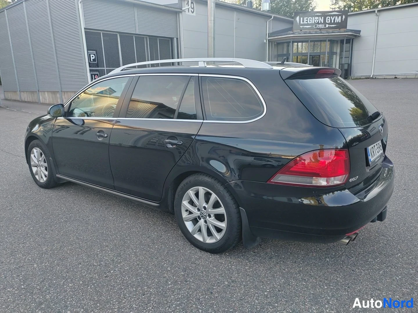 Svart Volkswagen Golf Variant 2012, snett bakifrån, bild 6