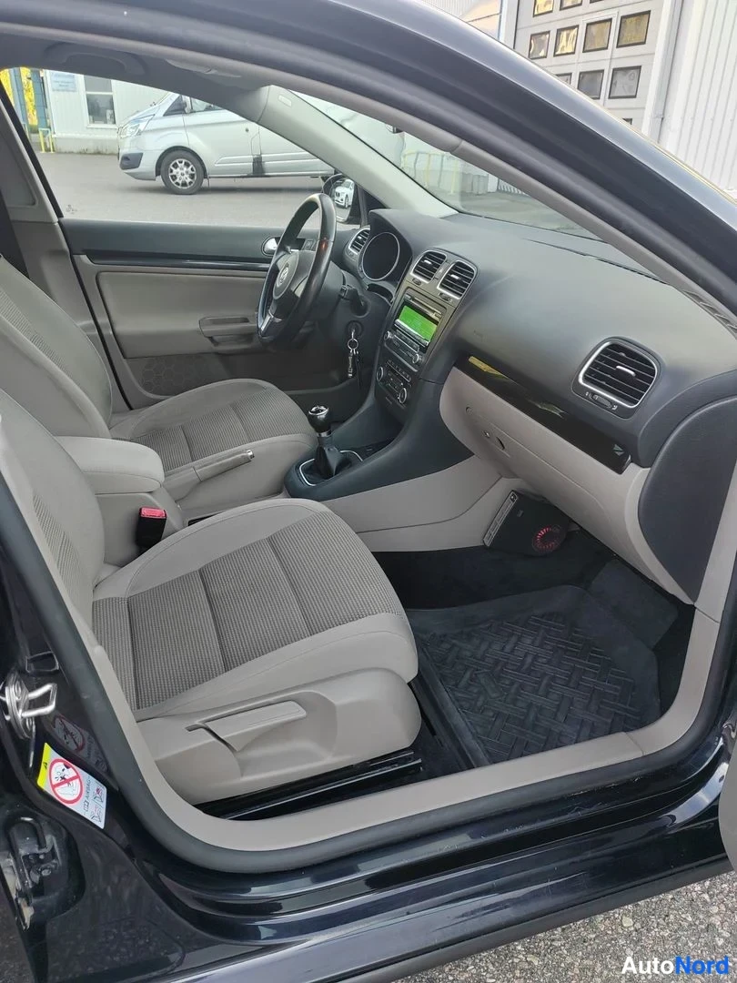 Svart Volkswagen Golf Variant 2012, förarplats, bild 11
