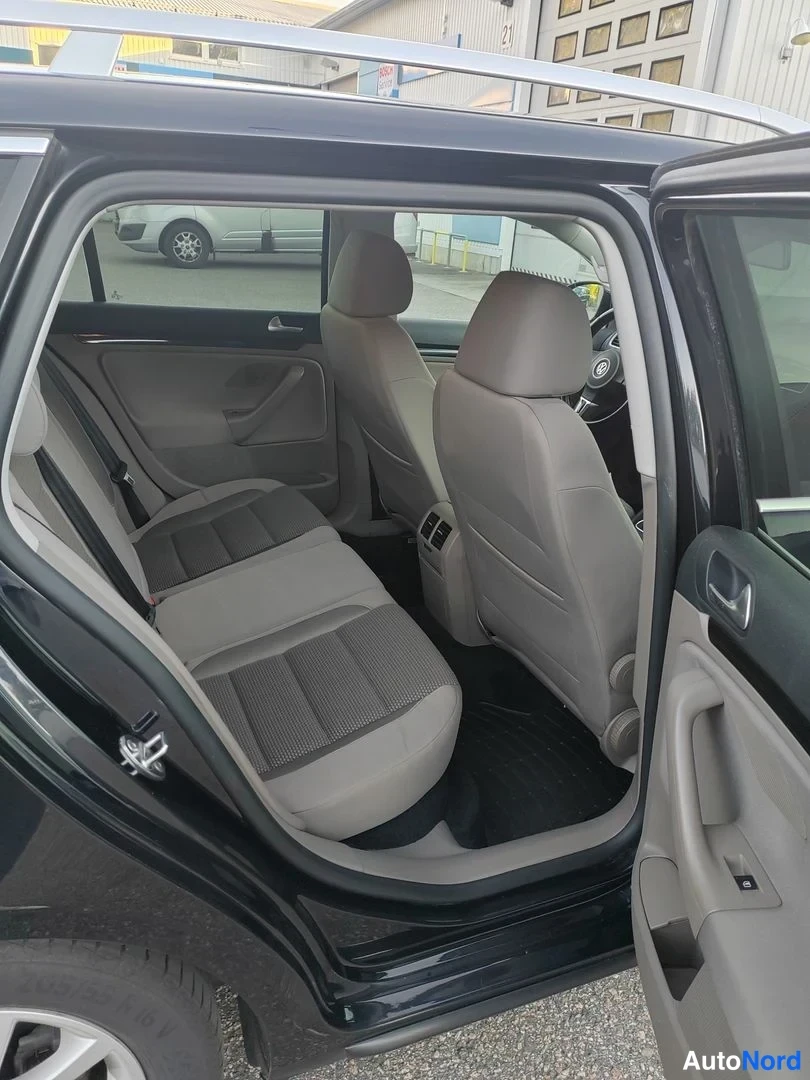 Svart Volkswagen Golf Variant 2012, baksäten, bild 15