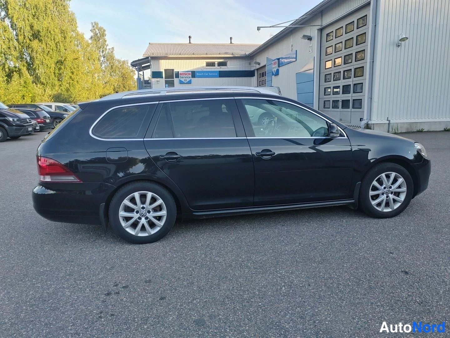 Svart Volkswagen Golf Variant 2012, snett bakifrån, bild 8