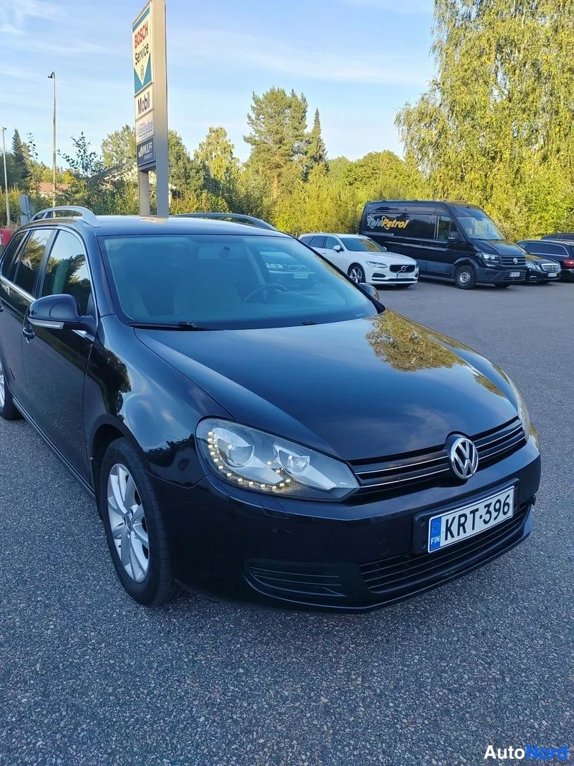 Svart Volkswagen Golf Variant 2012, snett framifrån, fronten åt höger, bild 4