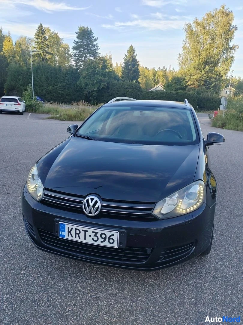 Svart Volkswagen Golf Variant 2012, snett framifrån, fronten åt vänster, bild 2