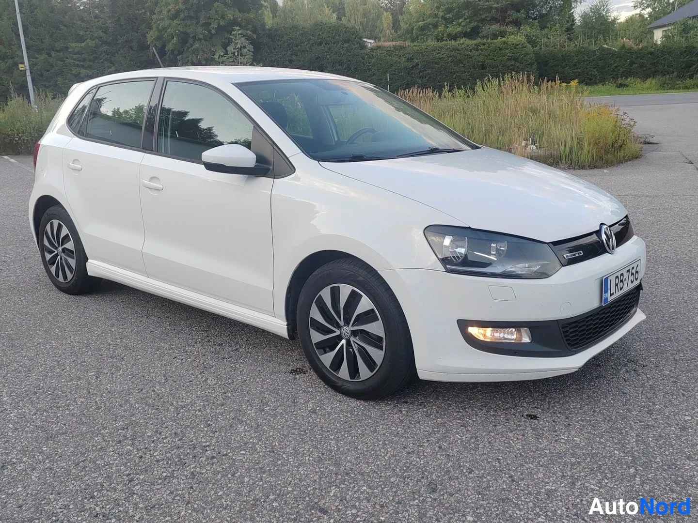 White Volkswagen Polo 2015, front three-quarter, nose to the right, photo 3