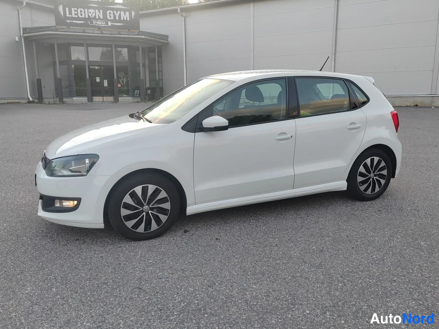 White Volkswagen Polo 2015, front three-quarter, nose to the left, photo 2