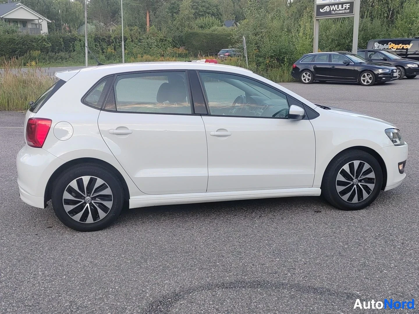 White Volkswagen Polo 2015, front three-quarter, nose to the right, photo 4