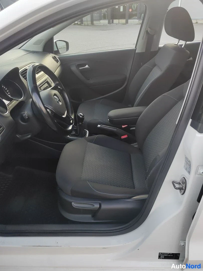White Volkswagen Polo 2015, front seats, photo 9