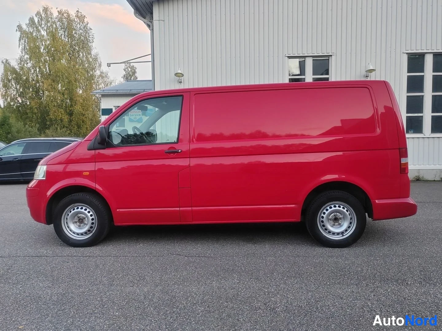 Röd Volkswagen Transporter 2007, från sidan, bild 5