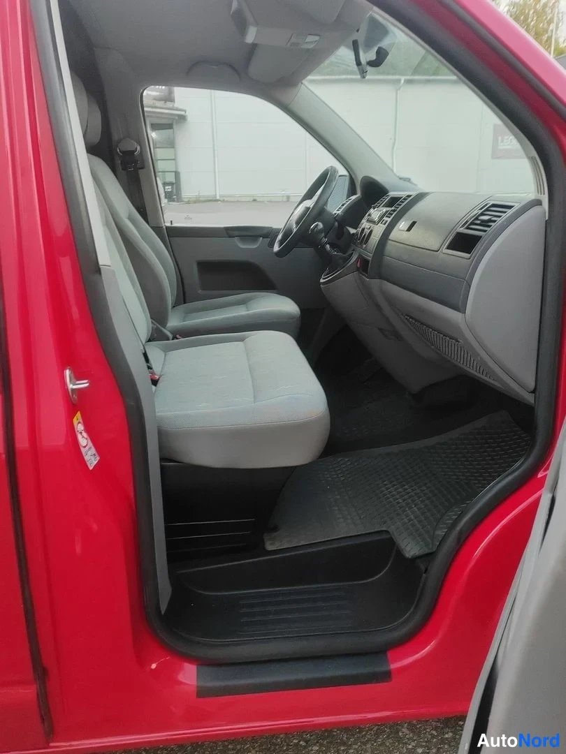 Röd Volkswagen Transporter 2007, framsäten, bild 13