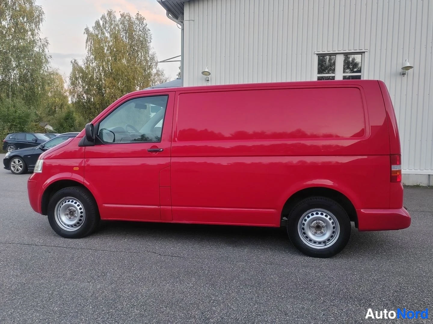 Röd Volkswagen Transporter 2007, från sidan, bild 6