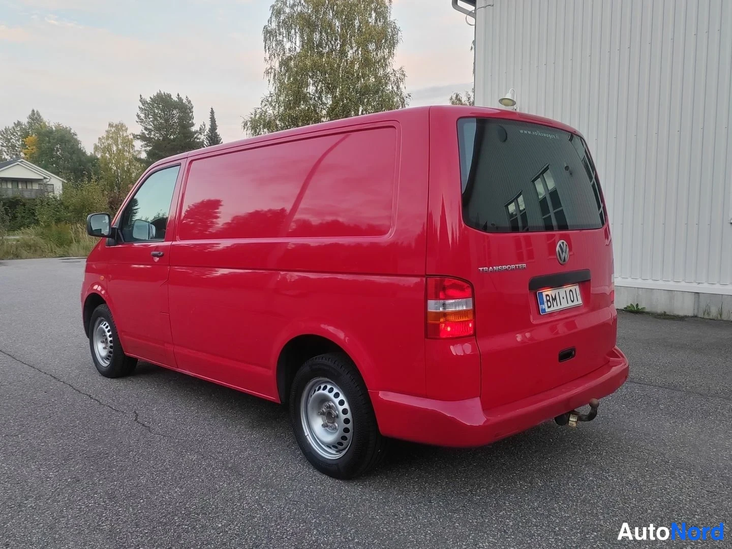 Röd Volkswagen Transporter 2007, snett bakifrån, bild 7