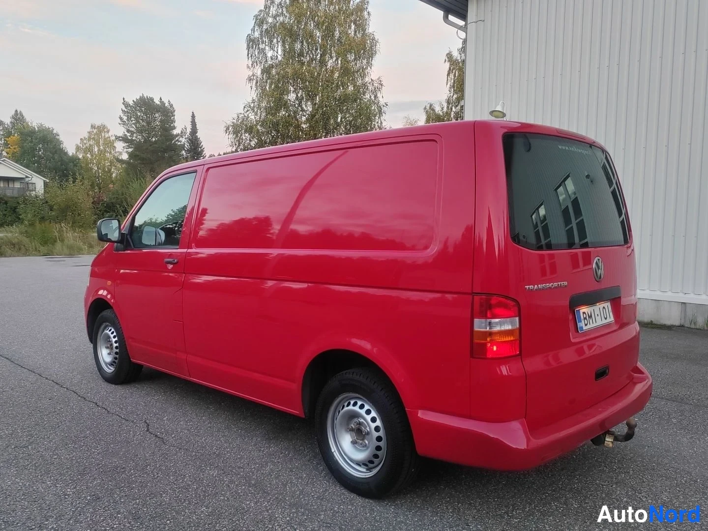 Röd Volkswagen Transporter 2007, snett bakifrån, bild 8