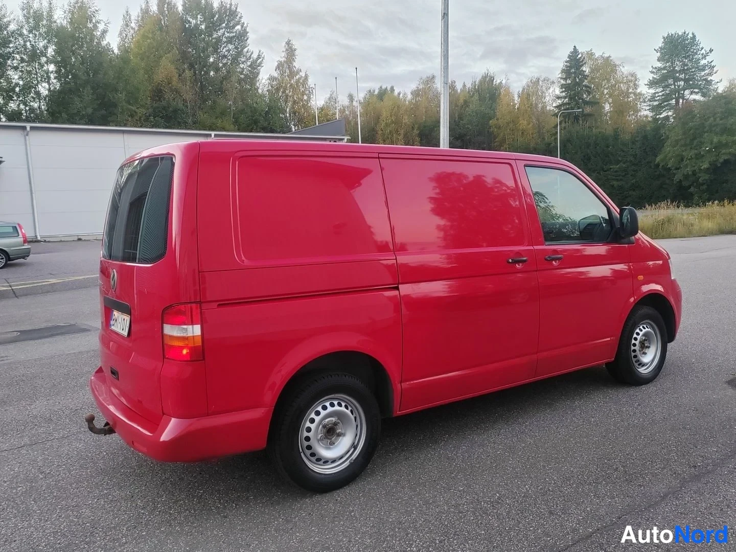 Röd Volkswagen Transporter 2007, snett bakifrån, bild 9