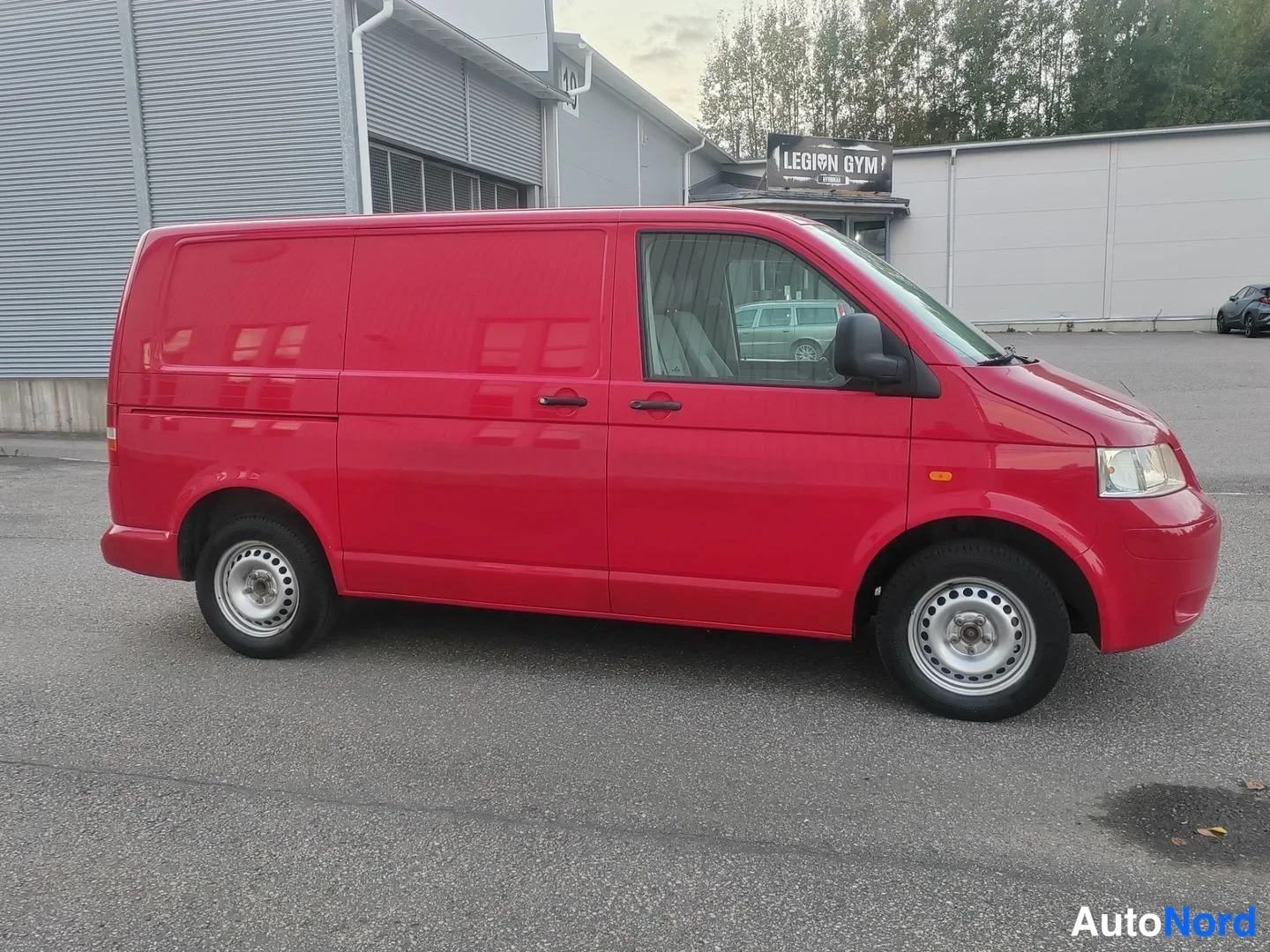 Röd Volkswagen Transporter 2007, snett framifrån, fronten åt höger, bild 3