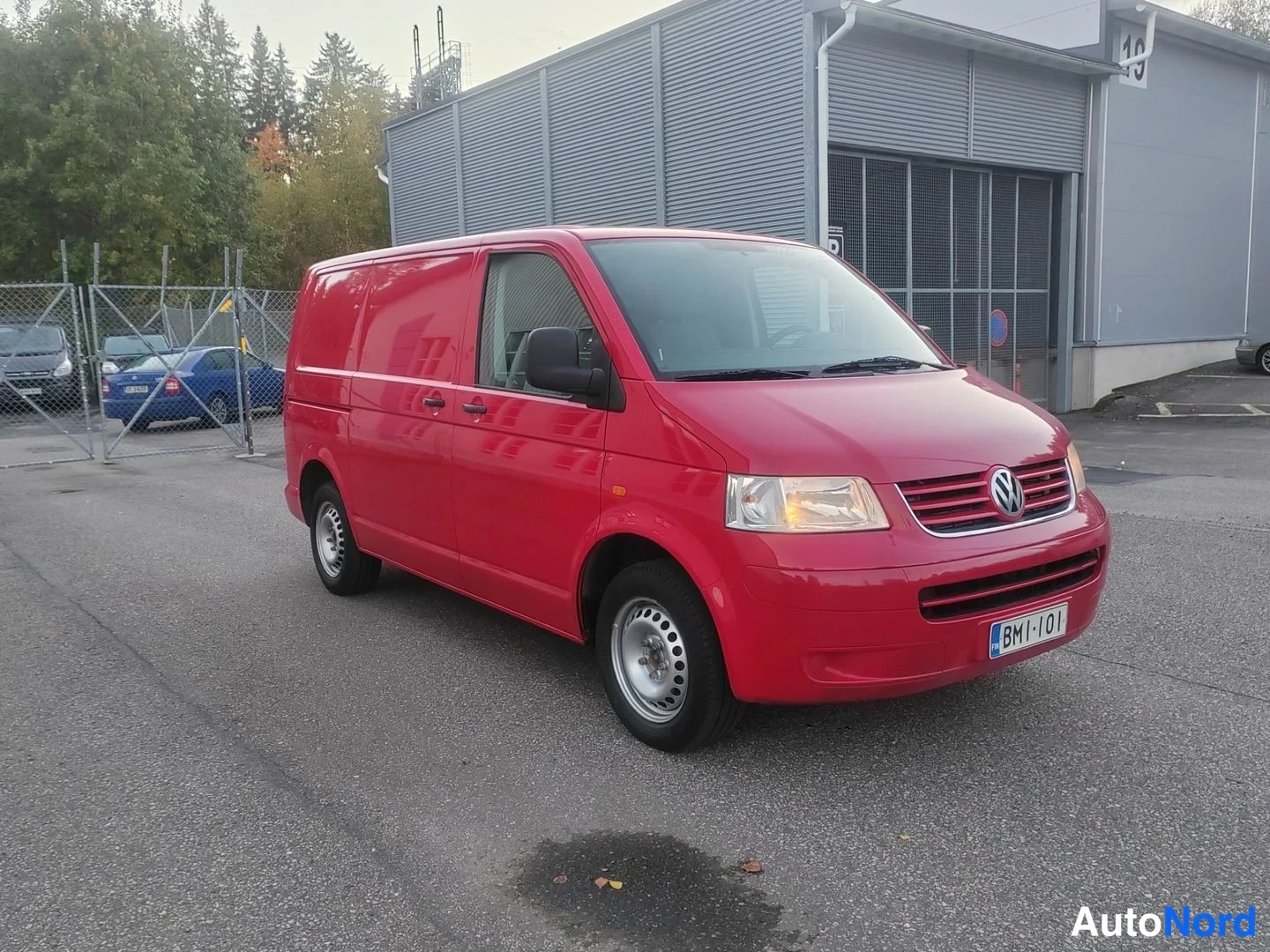 Röd Volkswagen Transporter 2007, snett framifrån, fronten åt höger, bild 4
