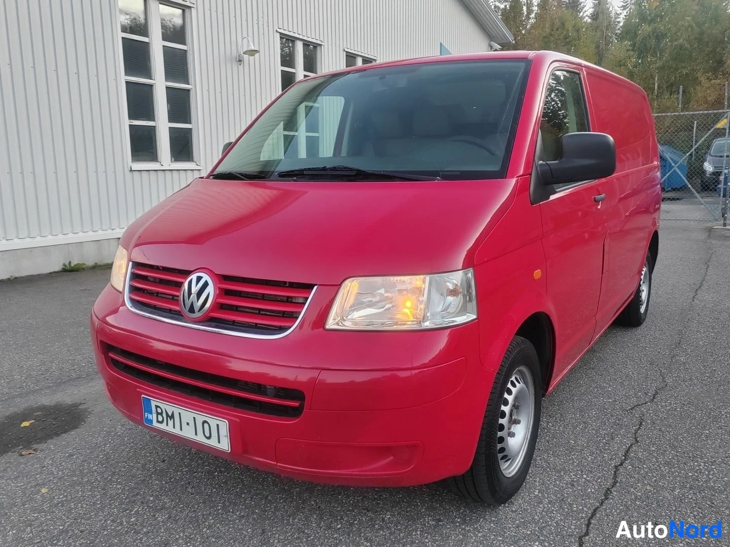Röd Volkswagen Transporter 2007, snett framifrån, fronten åt vänster, bild 2