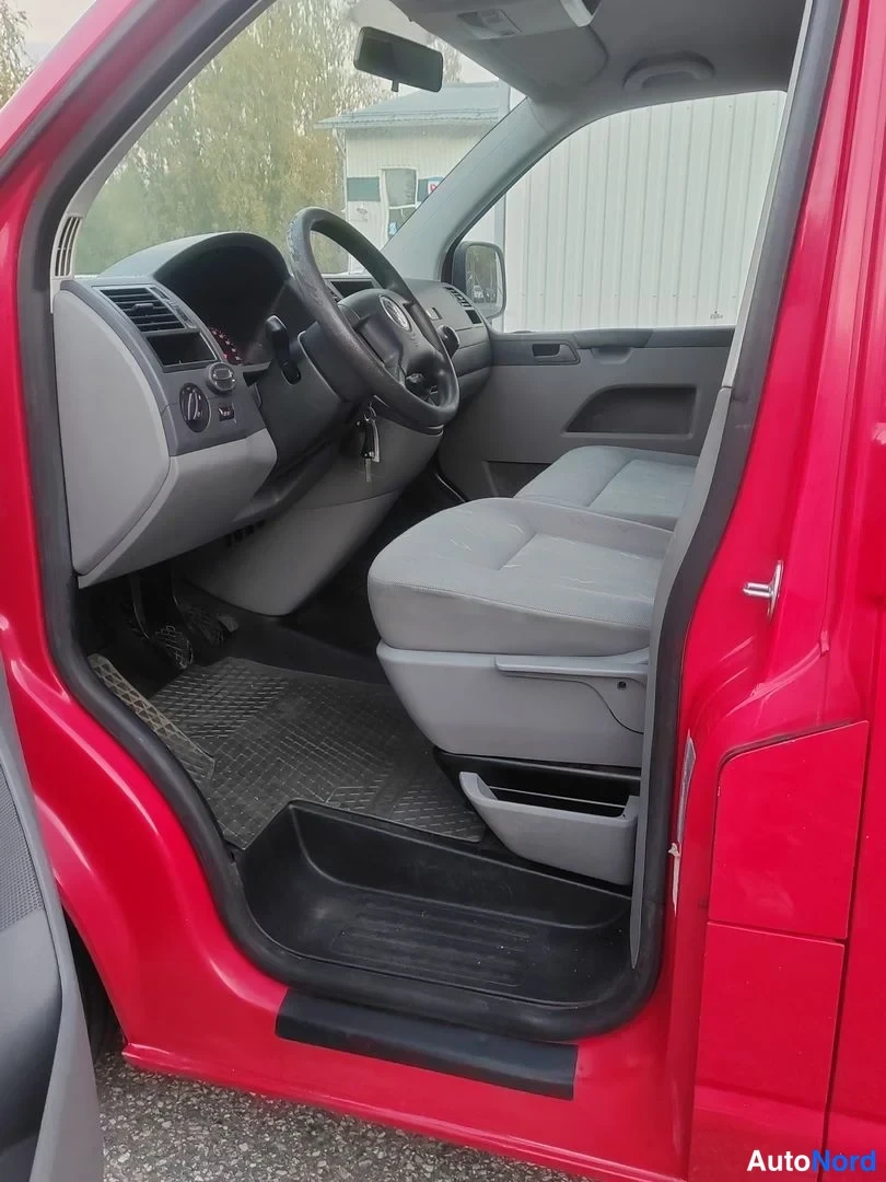 Röd Volkswagen Transporter 2007, förarplats, bild 10