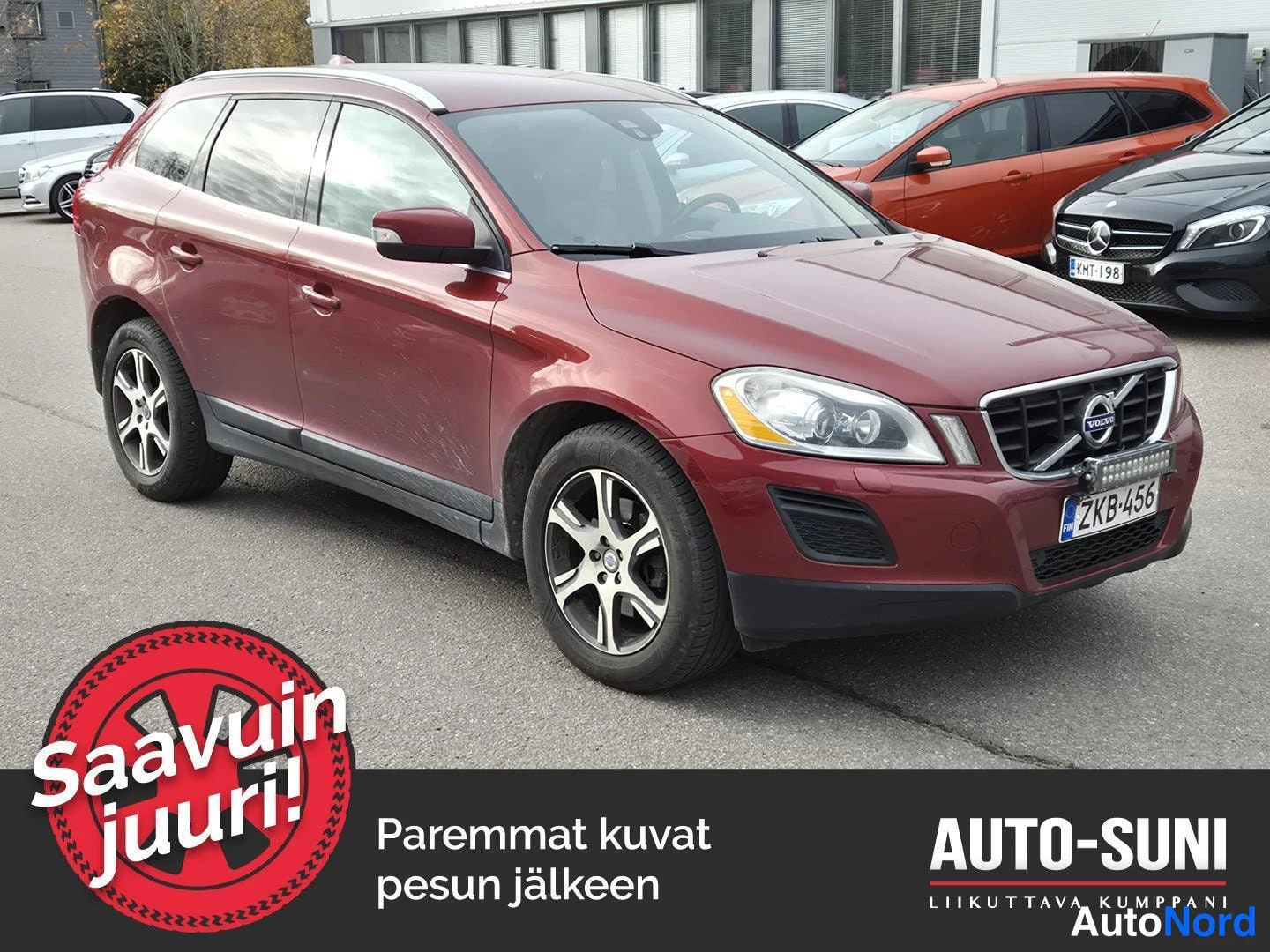 Punainen Volvo XC60 2013, etuviisto, keula oikealle, kuva 2