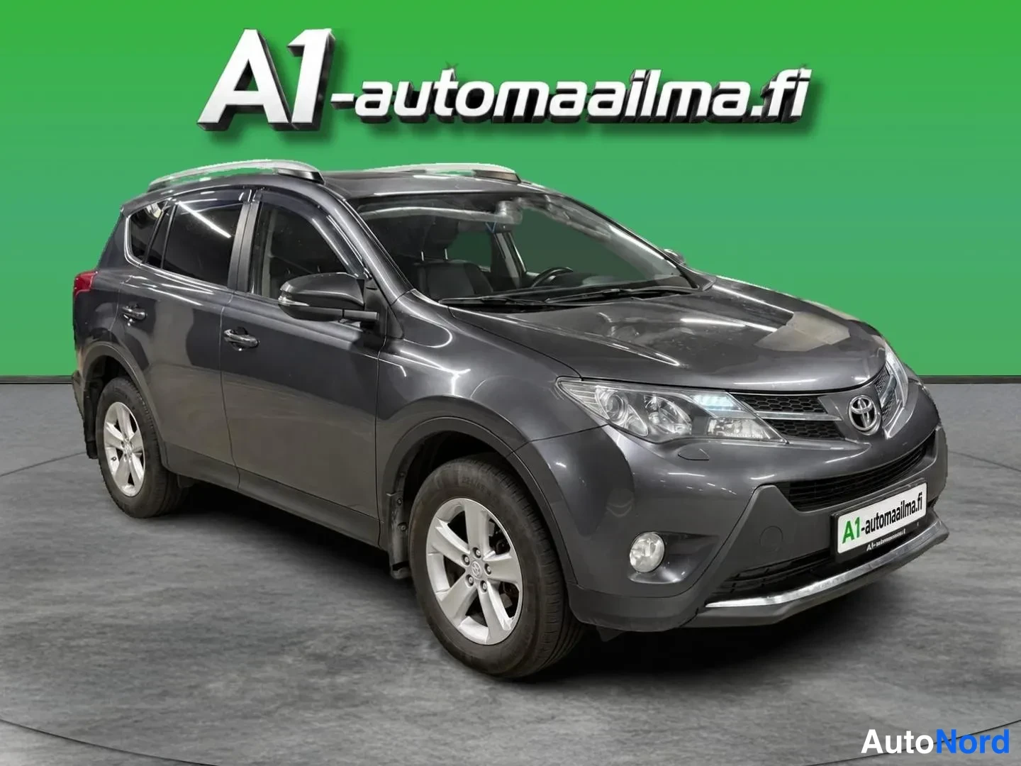 Harmaa Toyota RAV4 2013, etuviisto, keula oikealle, kuva 2