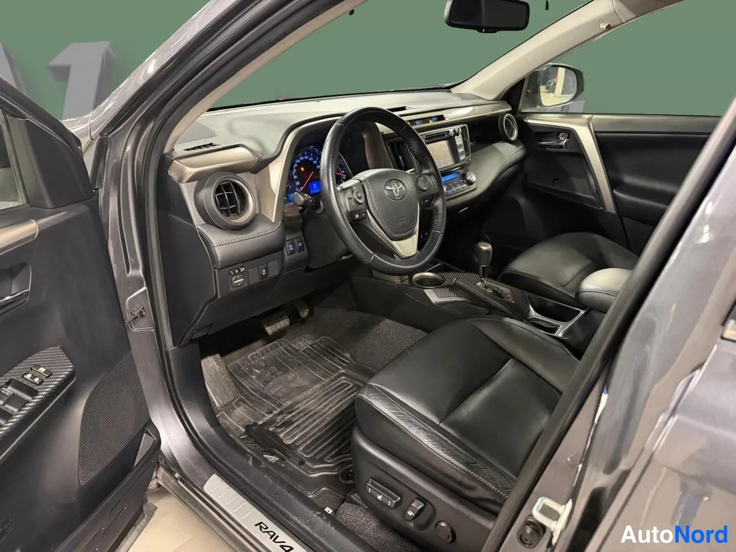 Harmaa Toyota RAV4 2013, ohjaamo, kuva 7
