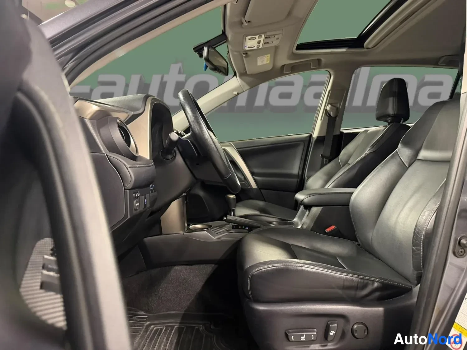 Harmaa Toyota RAV4 2013, etuistuimet, kuva 9