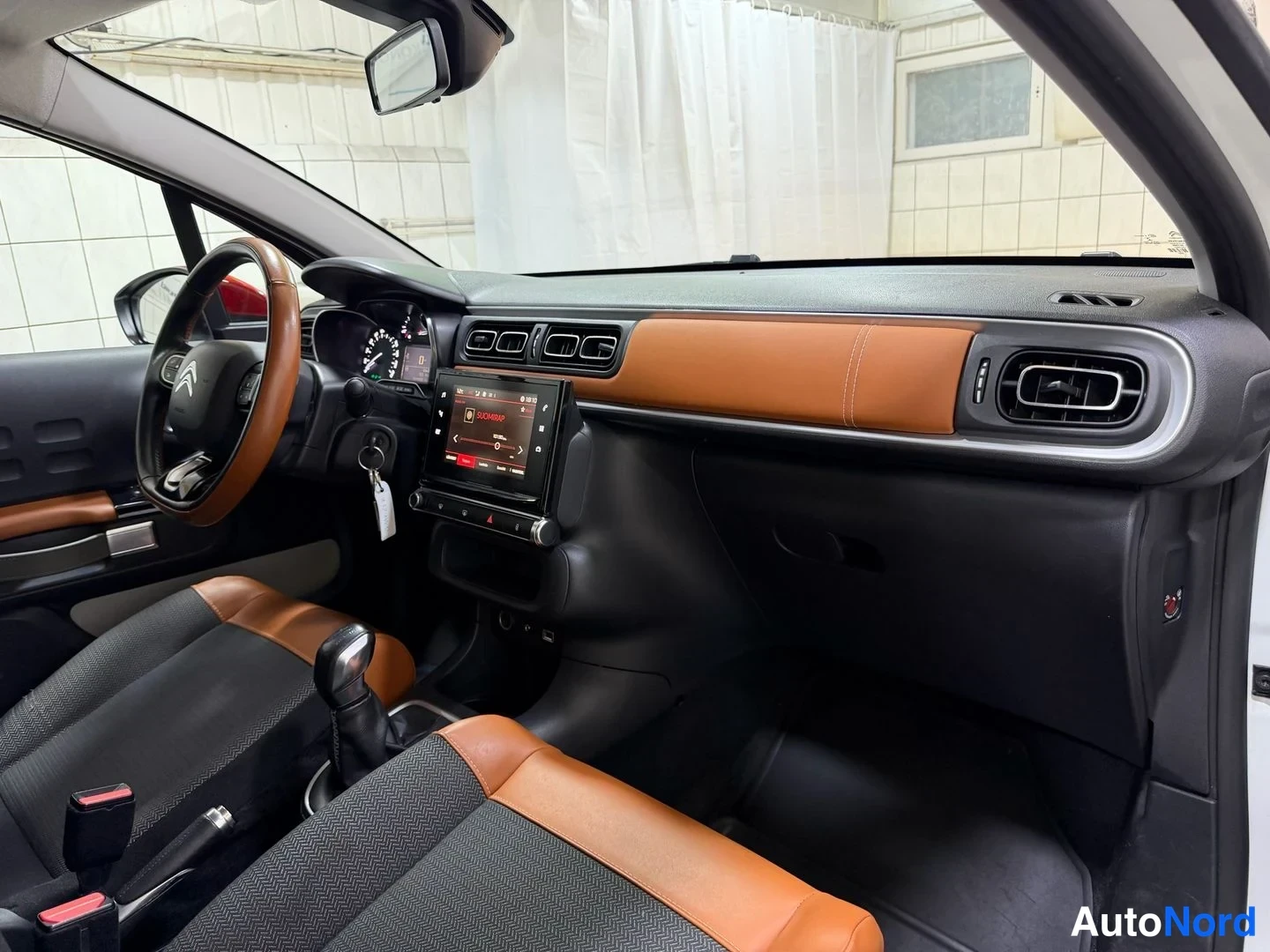 Valkoinen Citroen C3 2017, ohjaamo, kuva 15