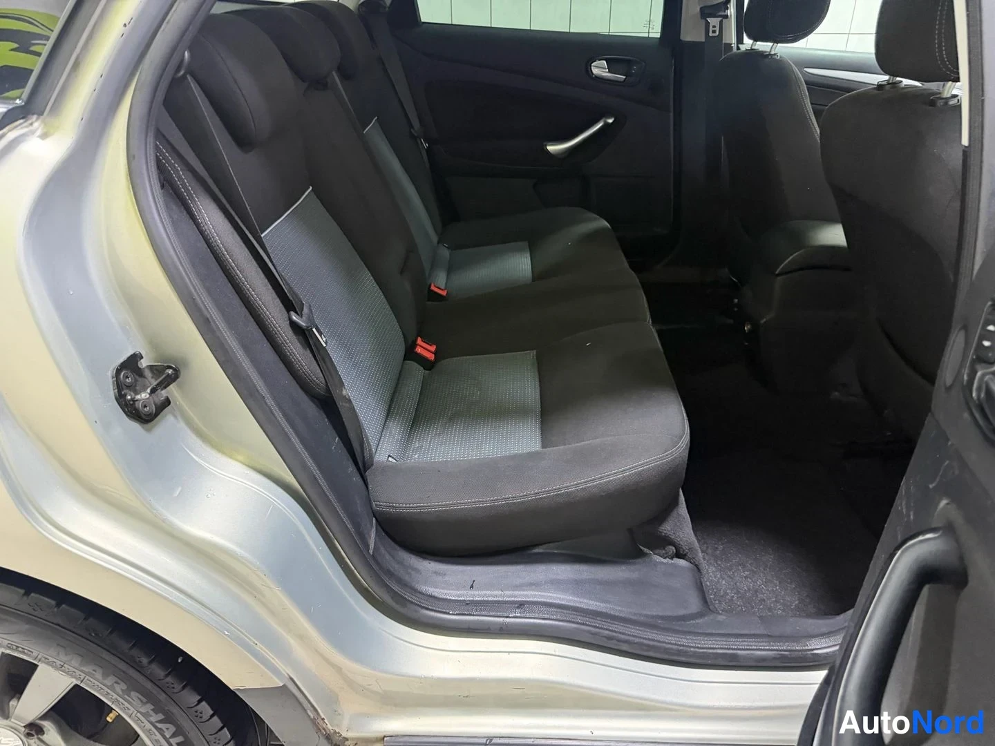 Beige Ford Mondeo 2010, baksäten, bild 17