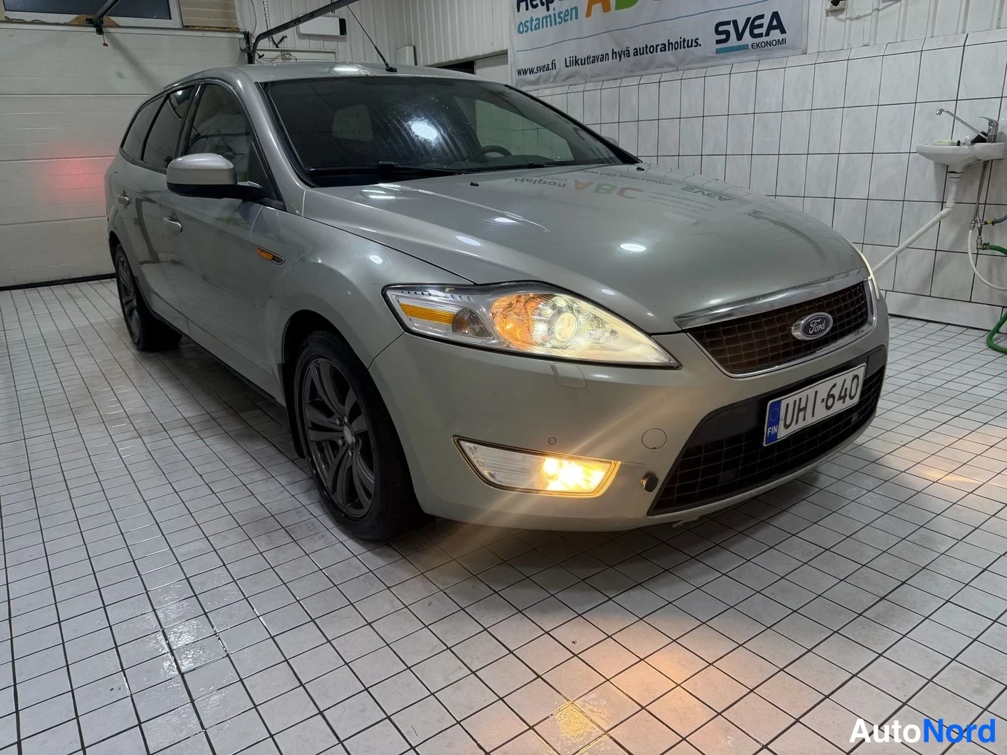 Beige Ford Mondeo 2010, snett framifrån, fronten åt höger, bild 5