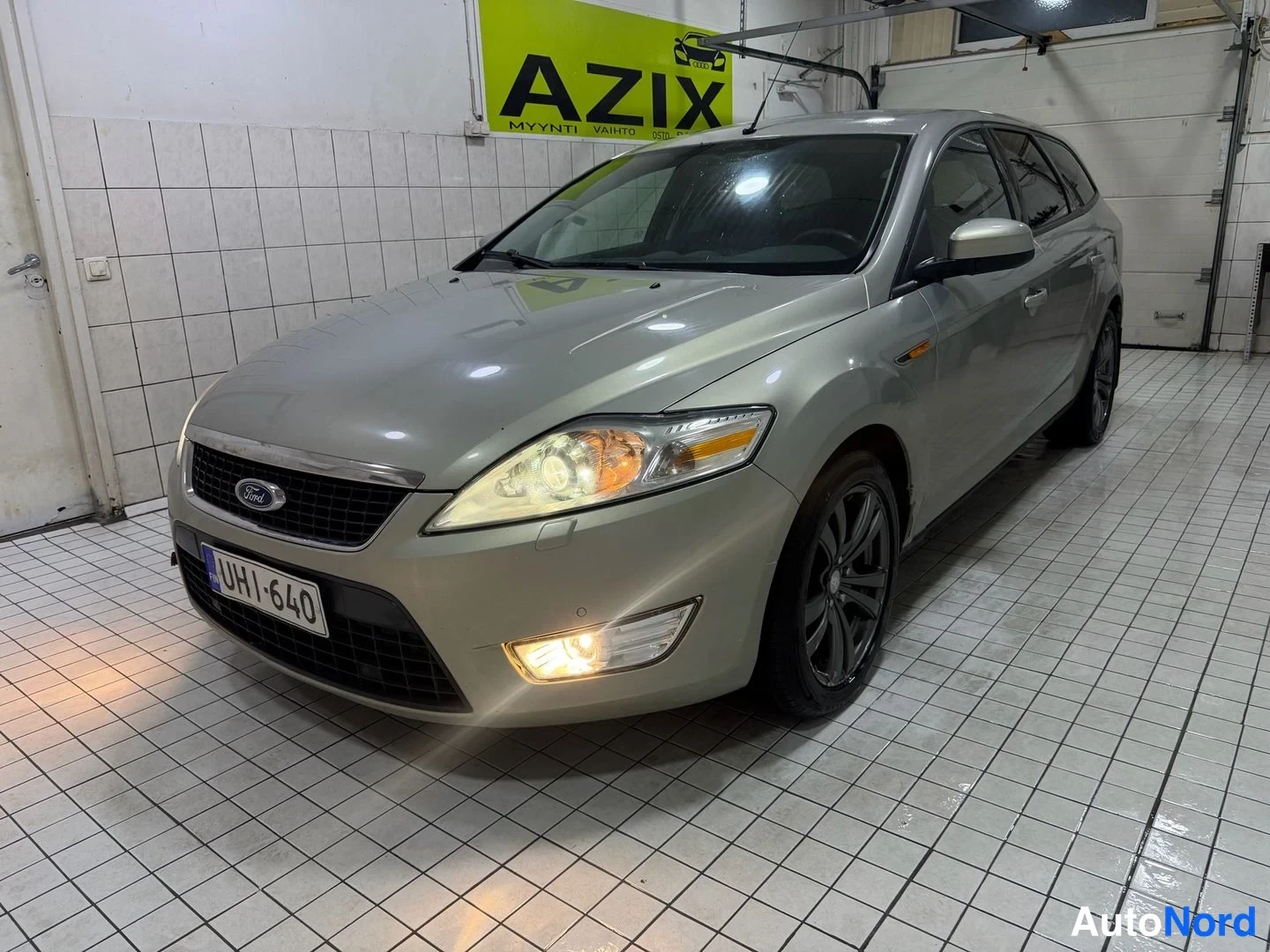 Beige Ford Mondeo 2010, snett framifrån, fronten åt vänster, bild 2