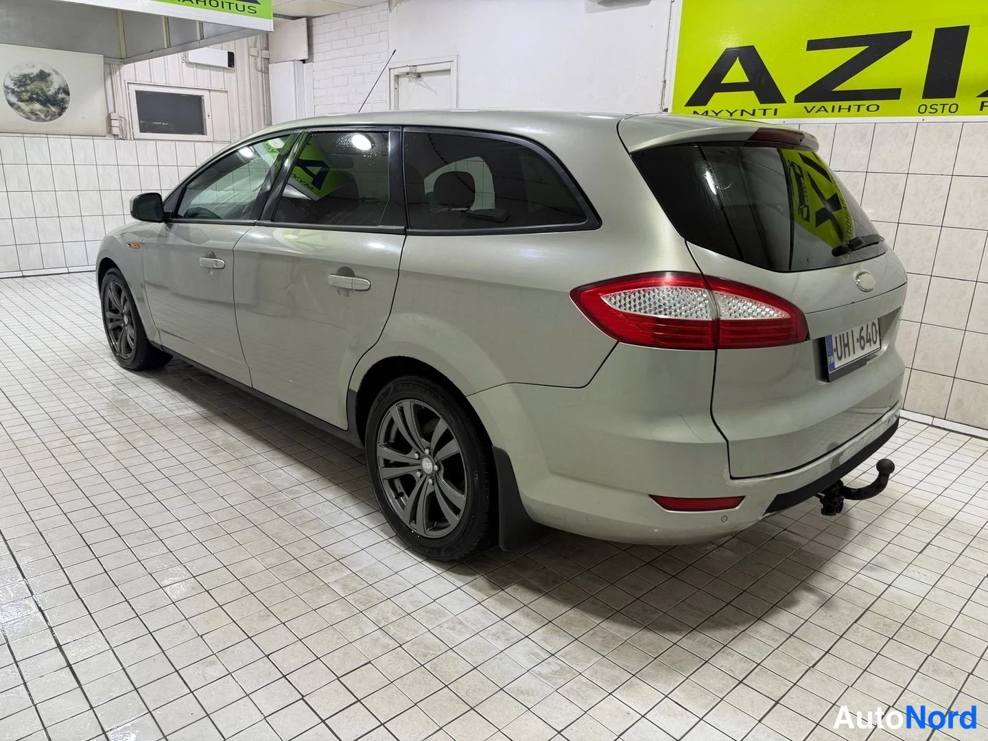 Beige Ford Mondeo 2010, snett bakifrån, bild 8