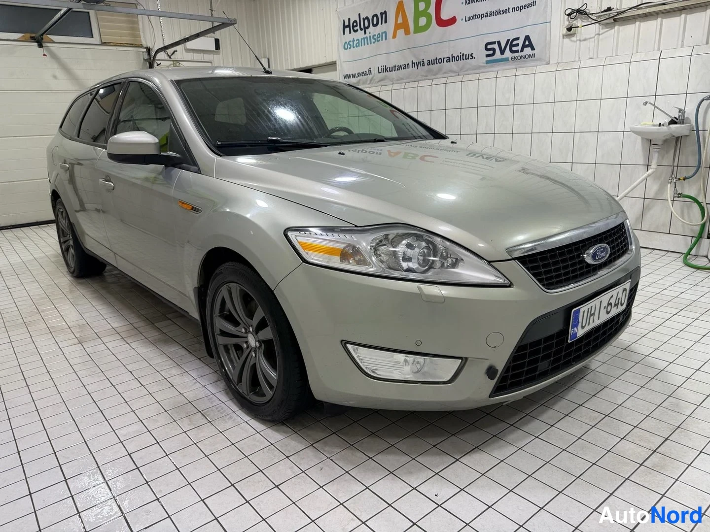 Beige Ford Mondeo 2010, snett framifrån, fronten åt höger, bild 4