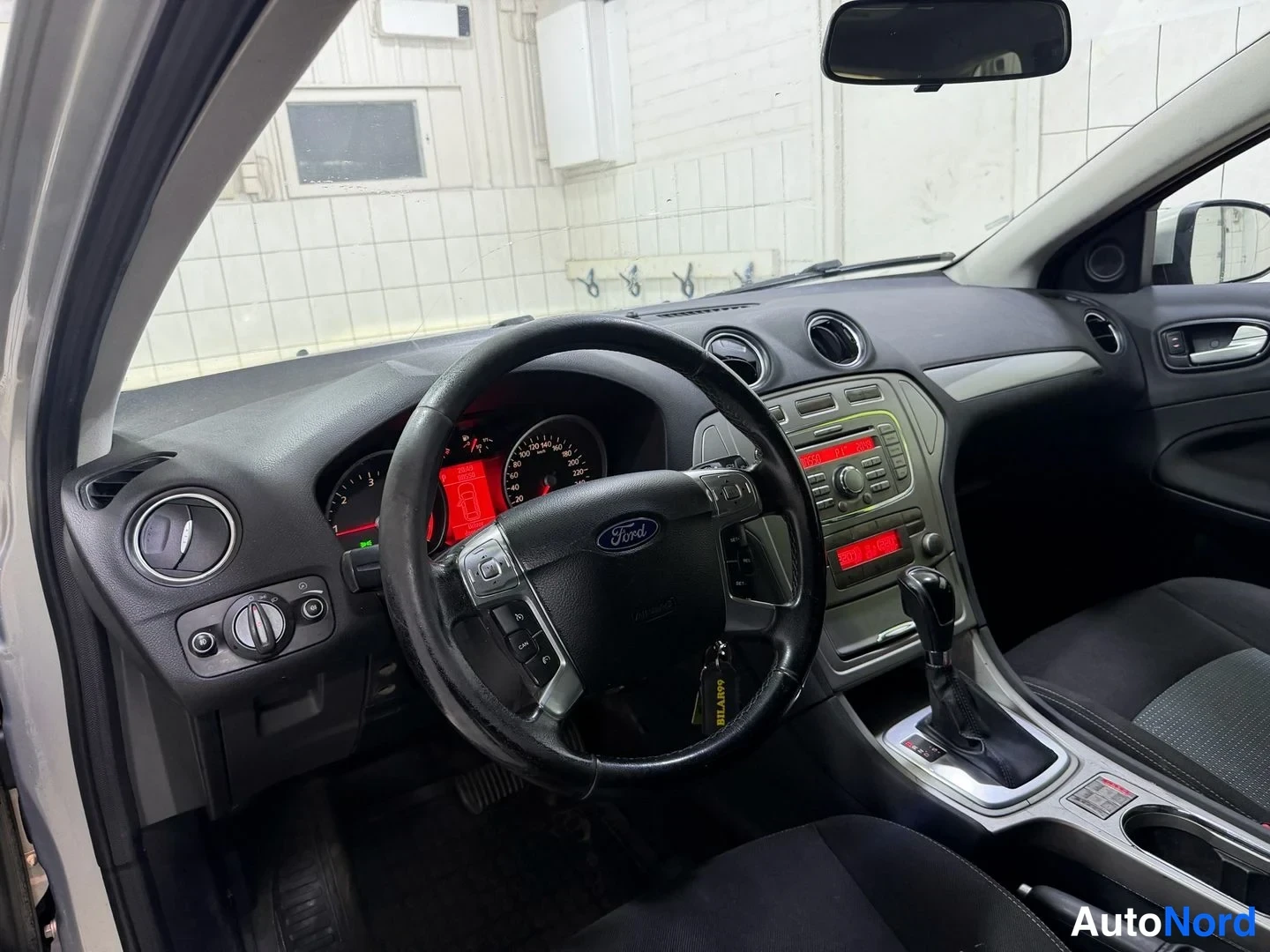 Beige Ford Mondeo 2010, förarplats, bild 13