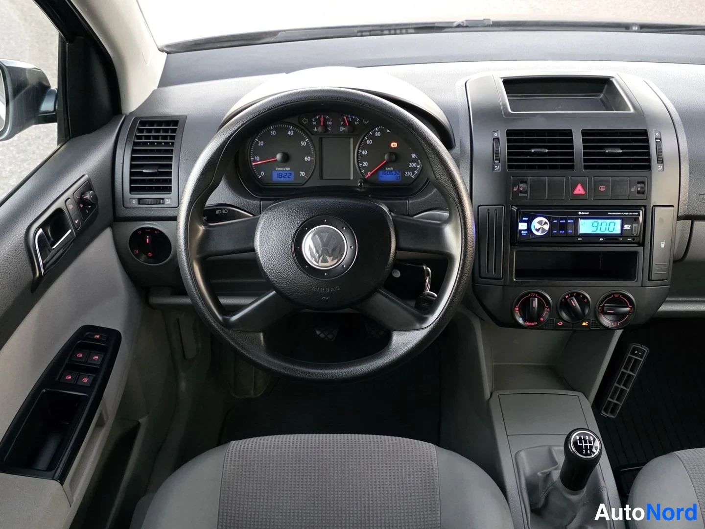 Sininen Volkswagen Polo 2005, ohjaamo, kuva 11