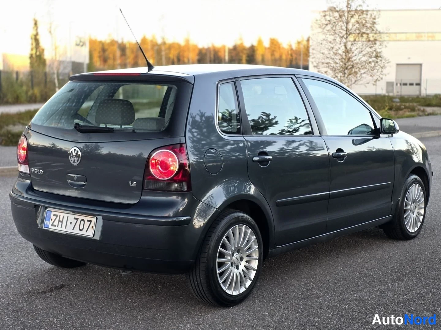 Sininen Volkswagen Polo 2005, takaviisto, kuva 5