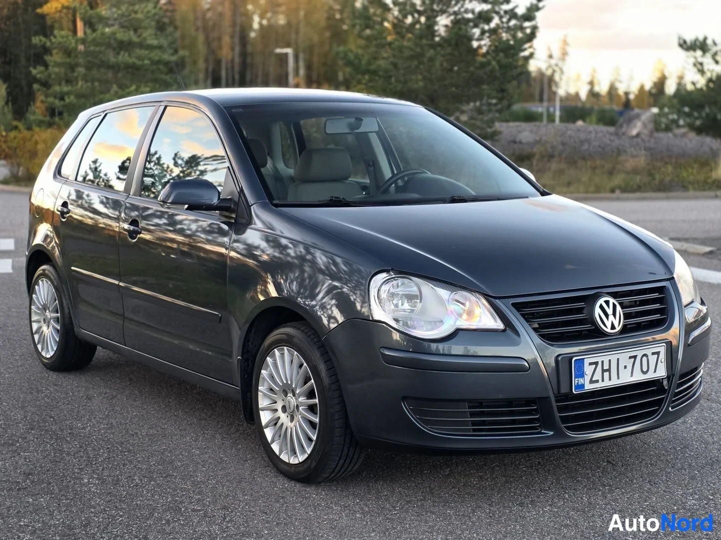 Sininen Volkswagen Polo 2005, etuviisto, keula oikealle, kuva 2