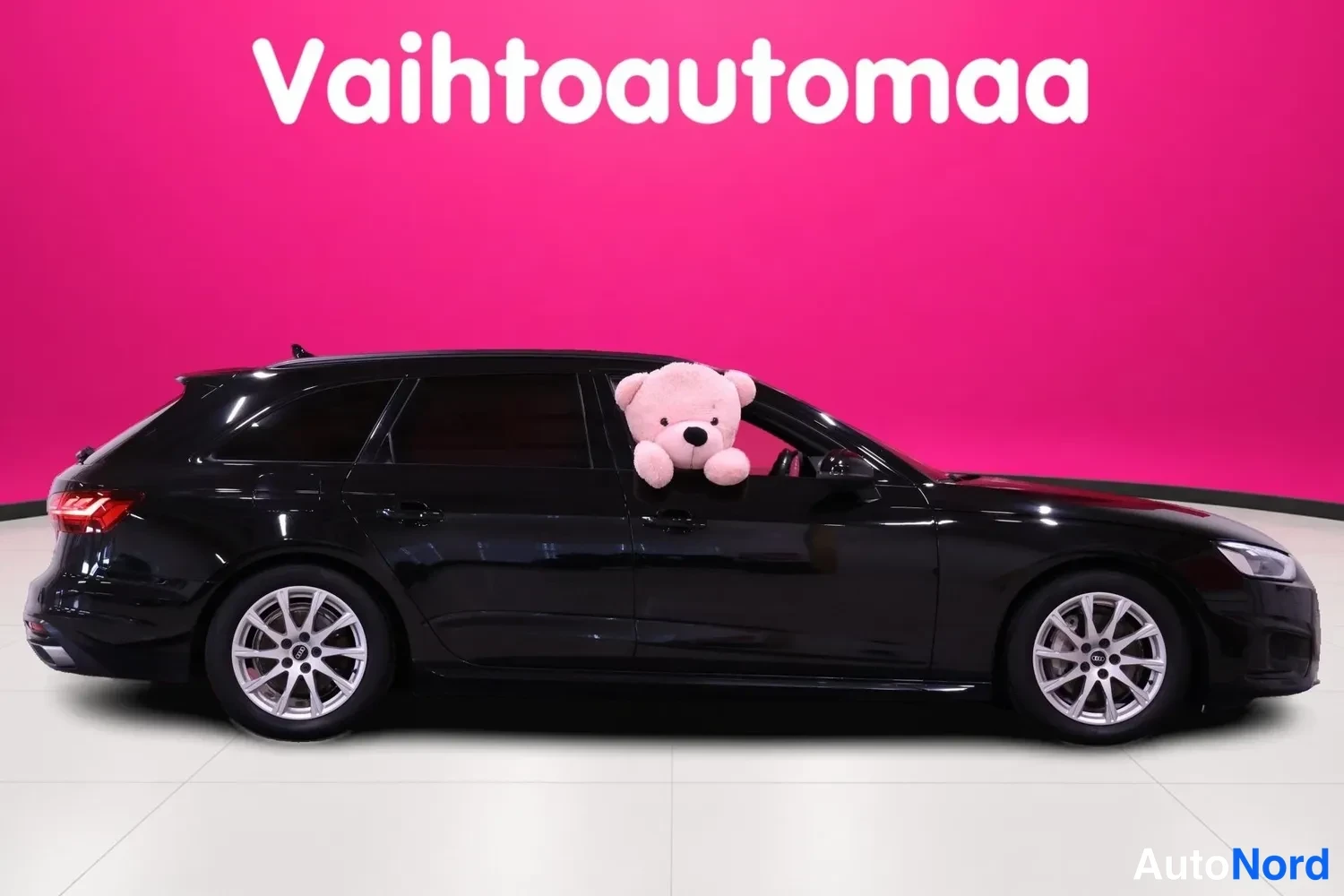 Musta Audi A4 Avant 2021, etuviisto, keula oikealle, kuva 3