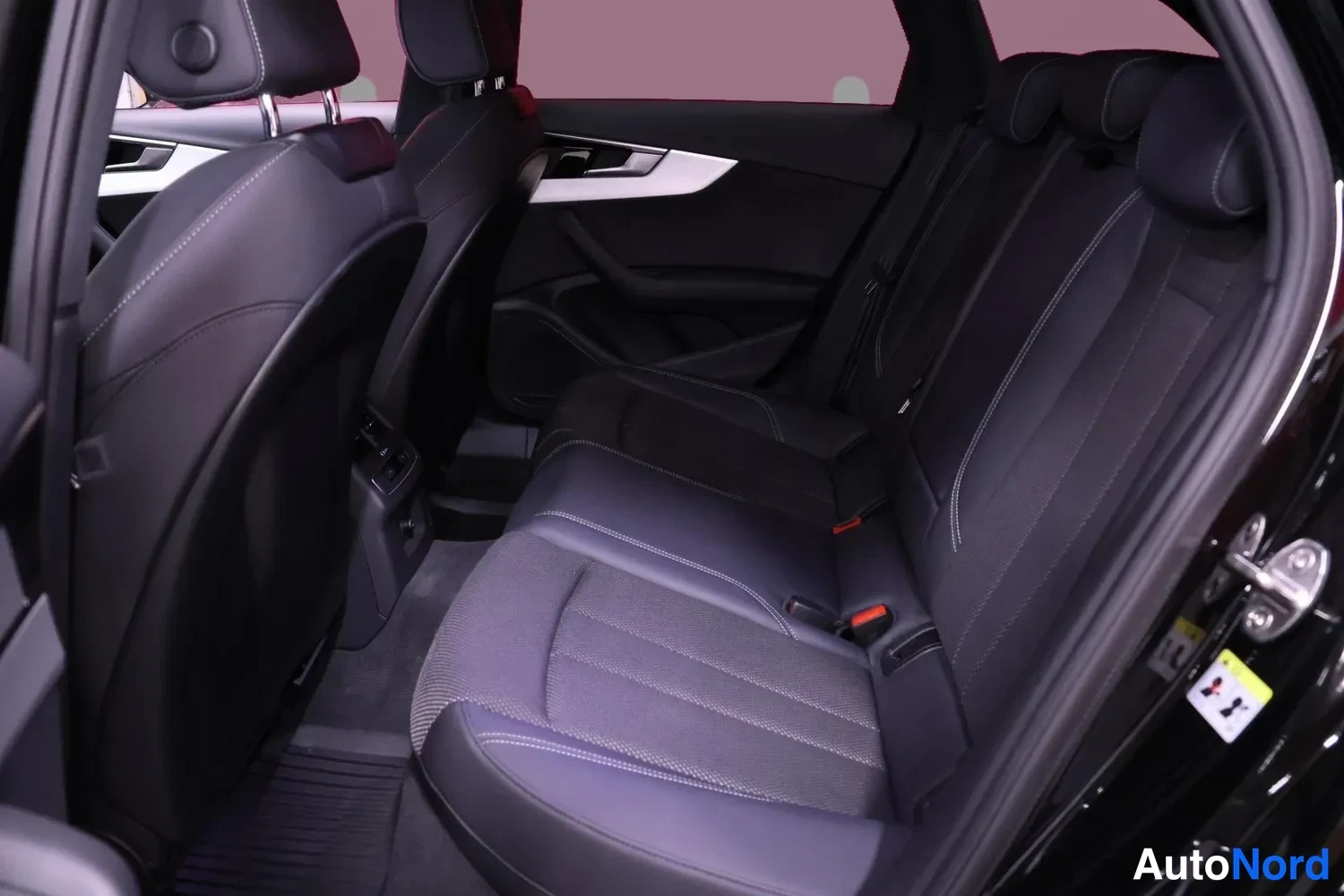 Musta Audi A4 Avant 2021, takaistuimet, kuva 10