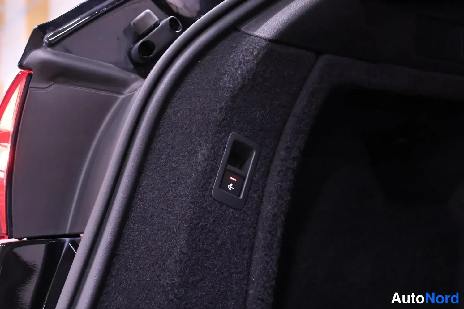 Musta Audi A4 Avant 2021, tavaratila, kuva 11