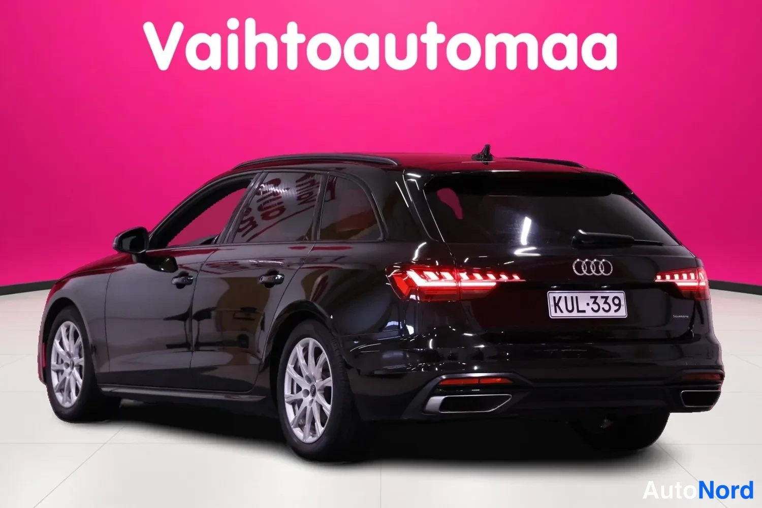 Musta Audi A4 Avant 2021, takaviisto, kuva 6